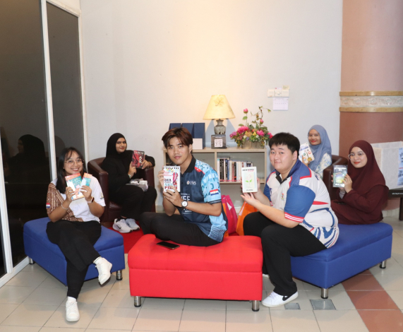 Pelajar UMSKAL berbincang di Chill & Read Corner